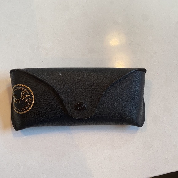 Selling sunglasses - Picture 2 of 4